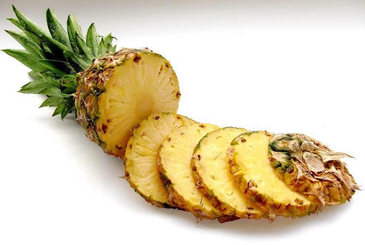 Bromelaina - ananas pokrojony w plasterki